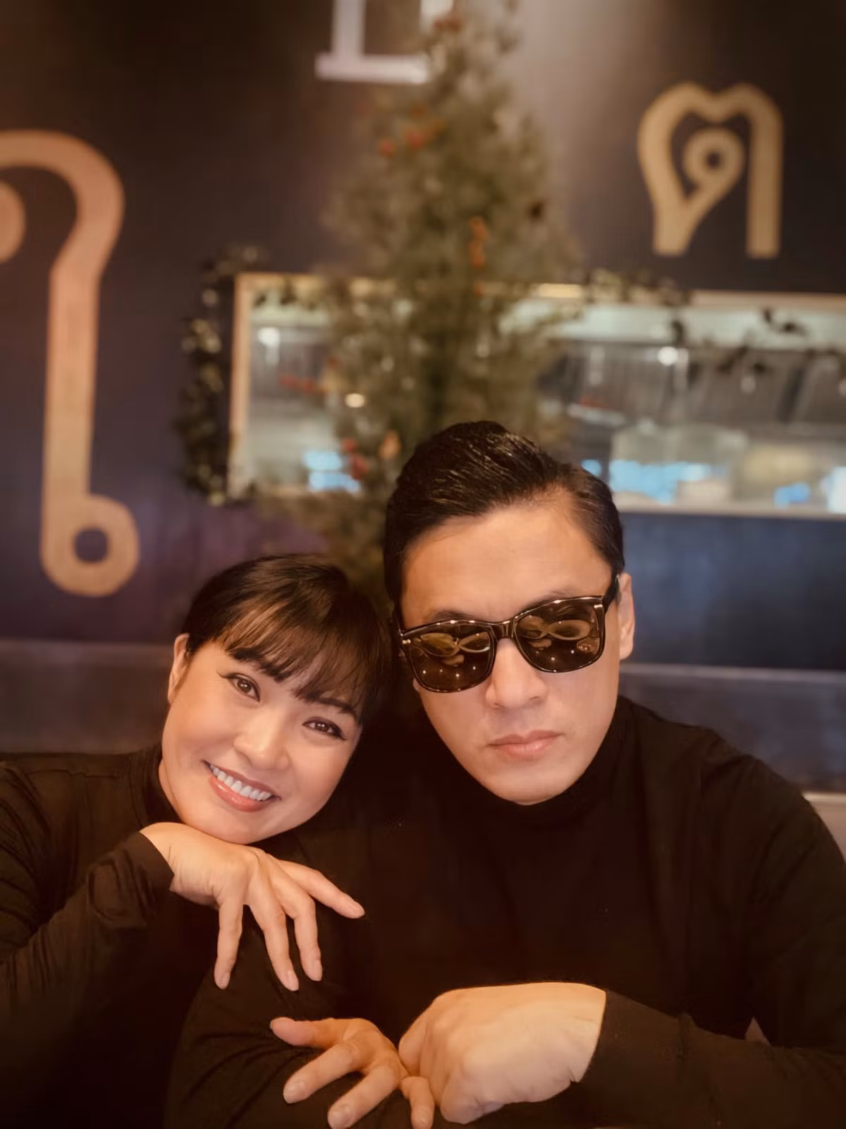 Phương Thanh quấn quýt Lam Trường.