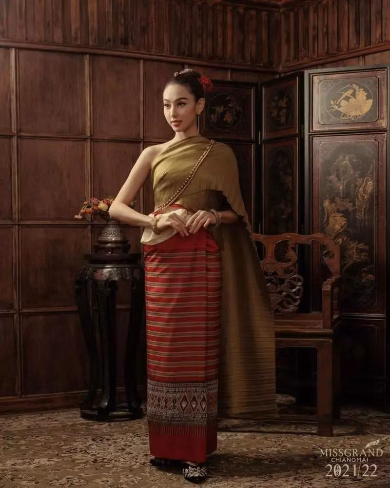 Thêm một bộ ảnh trong trang phục truyền thống Thái Lan của Hoa hậu Thuỳ Tiên khi tham dự Miss Grand Chiang Mai.