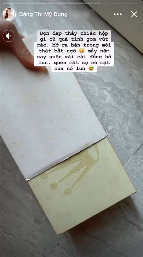 Thành công ở đa lĩnh vực từ hot girl, diễn viên, giảng viên, làm kinh tế.., Midu là minh chứng điển hình cho câu nói "bên ngoài xinh đẹp bên trong nhiều tiền". Mới đây, trên trang cá nhân, người đẹp gốc Sài thành vừa có chia sẻ hài hước về việc suýt gom đi vứt chiếc đồng hồ Rolex trị giá lớn vì tưởng... rác. "Dọn dẹp thấy chiếc hộp gì cũ quá tính gom vứt rác. Mở ra bên trong mới thật bất ngờ. Mấy năm nay quên xài cái đồng hồ luôn, quên mất sự có mặt của nó luôn", cô chia sẻ.