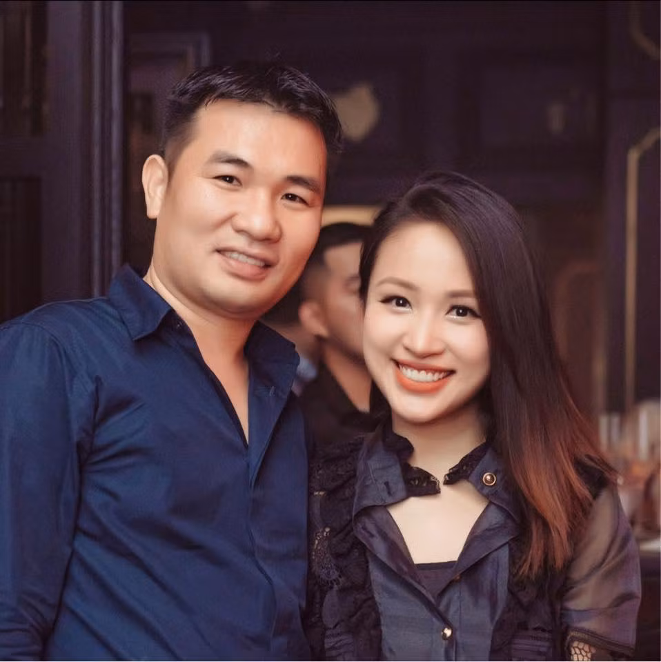 Vân Hugo sinh năm 1985, là MC kiêm diễn viên nổi tiếng. Sau hôn nhân đổ vỡ vào năm 2012, nữ MC đã tìm được bến đỗ mới. Được biết, hôn phu của cô là một doanh nhân, có nhiều năm kinh nghiệm trong lĩnh vực giáo dục. Sau nhiều năm bên nhau, giữa tháng 5/2022, Vân Hugo hạ sinh con gái cho ông xã doanh nhân, đặt tên thân mật là Vừng.