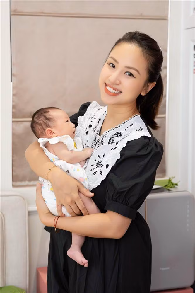 Bé Vừng bên mẹ.
