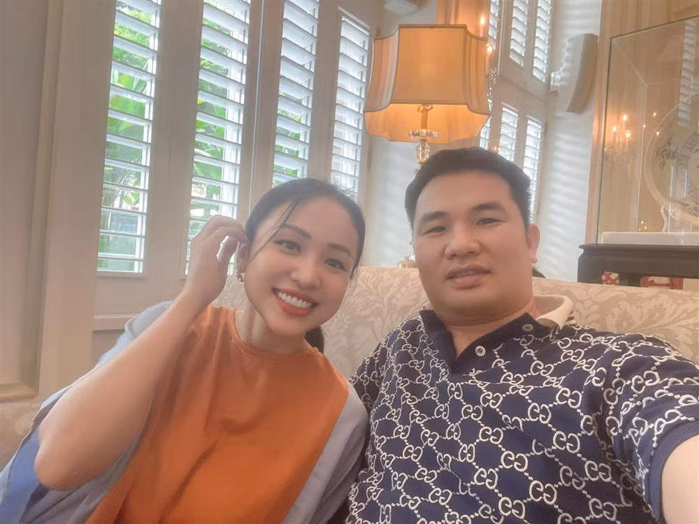 Vân Hugo bên bạn đời.