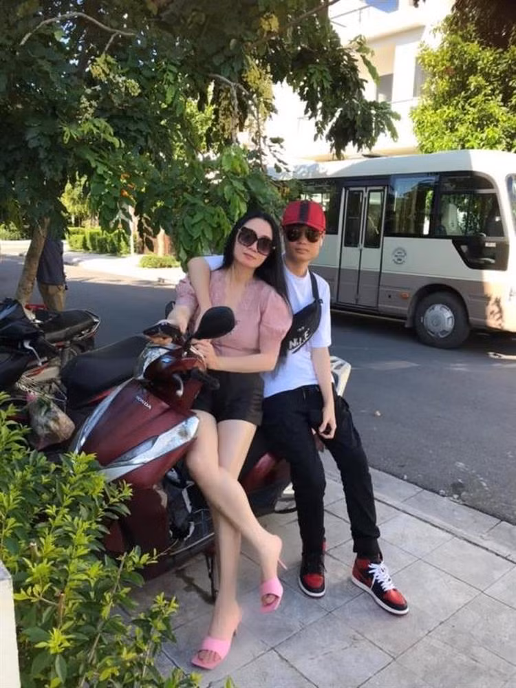 Trong hình, Gia Hiển lên đồ với style khỏe khoắn, năng động nhưng nhìn sang bà mẹ U50 còn choáng hơn. Ở độ tuổi 45, Quách Thu Phương vẫn sở hữu vóc dáng nuột nà, đặc biệt là đôi chân thon thả, trắng nõn nà như thiếu nữ. Sở hữu đôi chân lợi thế nên nữ diễn viên cũng khéo léo lựa chọn trang phục áo cổ ren phối quần short thêm hack dáng.