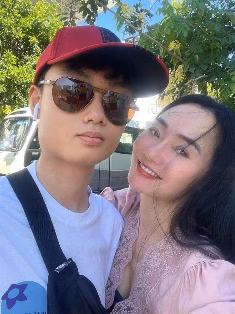 Ngoài ra, ở bức hình cận mặt, nhiều người cũng không khỏi trầm trồ trước làn da mịn màng, visual trẻ trung của Quách Thu Phương.