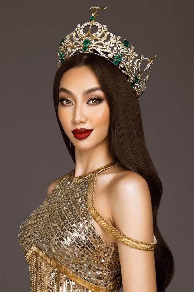 Về visual, Khả Ngân hoàn toàn không lép vế hoa hậu đình đám showbiz Việt. Tuy nhiên, body nữ diễn viên có chút lép vế Thùy Tiên. Cụ thể, chiều cao có phần khiêm tốn khiến Khả Ngân mặc chiếc đầm này bị dài, phần chân váy thừa nhiều tạo cảm giác hơi khó di chuyển.