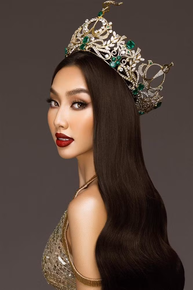 Thùy Tiên từng thực hiện một bộ ảnh với chiếc đầm này, với phụ kiện là chiếc vương miện Miss Grand International 12 tỷ đồng sang chảnh.