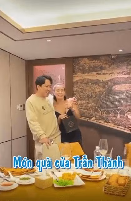  Trấn Thành tặng Thu Minh quà sinh nhật là một chai nước hoa trị giá hơn 1000 USD. Không cần bàn cãi nhiều, Trấn Thành quả thật là bạn thân “nhà người ta”.