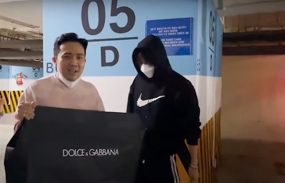 MC Trấn Thành và Hari Won chi gần 2000 USD tặng quà sinh nhật muộn là giày hiệu cho Tuấn Trần.
