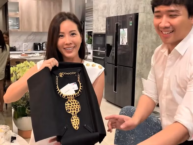 Hoa hậu Thu Hoài vô cùng thích thú khi nhận quà sinh nhật từ Trấn Thành là chiếc dây chuyền đính ngọc đen trị giá 73 triệu đồng của Chanel.