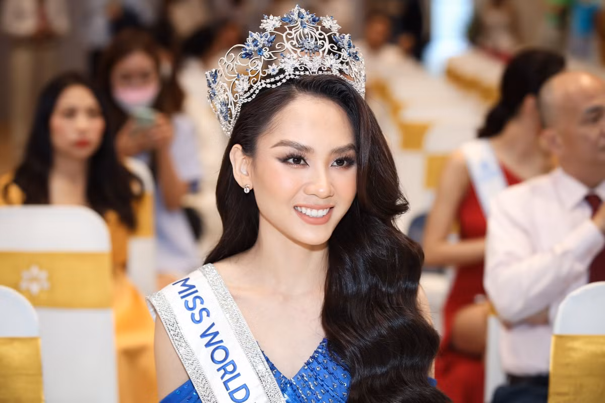 Tân Hoa hậu Mai Phương giữ vẻ ngoài rạng rỡ trong buổi họp báo. Cô diện đầm trễ vai, ôm sát cơ thể với nhiều họa tiết đính đá. Chiến thắng của Mai Phương ở cuộc thi không gây tranh cãi sau đêm đăng quang. Từ những vòng ngoài, cô là ứng viên mạnh, được dự đoán tiến sâu trong đêm chung kết.