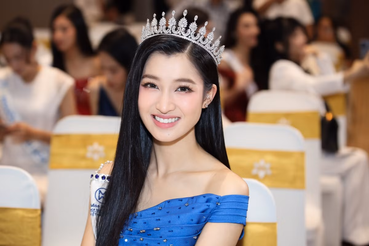 Á hậu Phương Nhi sinh năm 2002, học chuyên ngành Luật thương mại quốc tế, Đại học Luật Hà Nội.