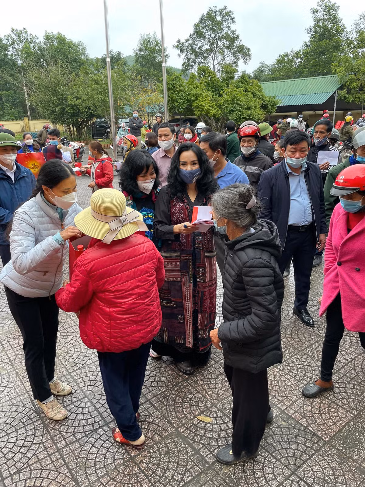Thanh Lam đi trao quà từ thiện.