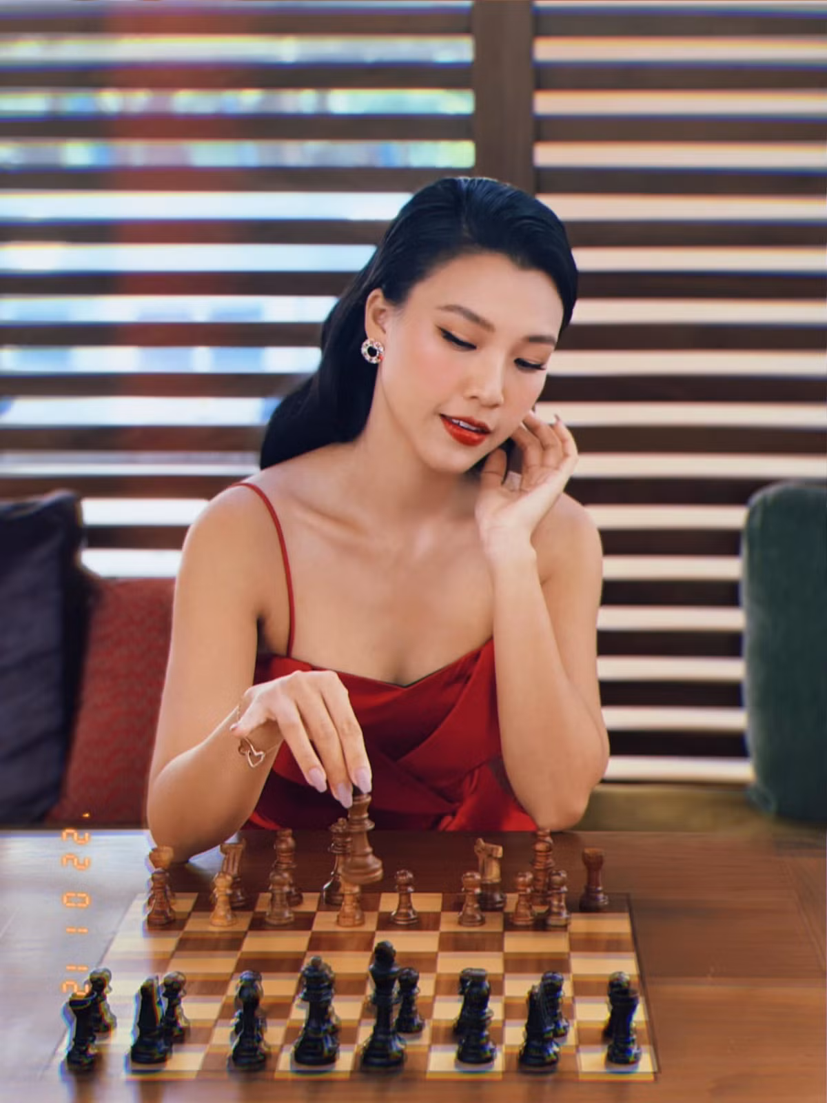 Á hậu Hoàng Oanh chụp gợi cảm với bàn cờ.