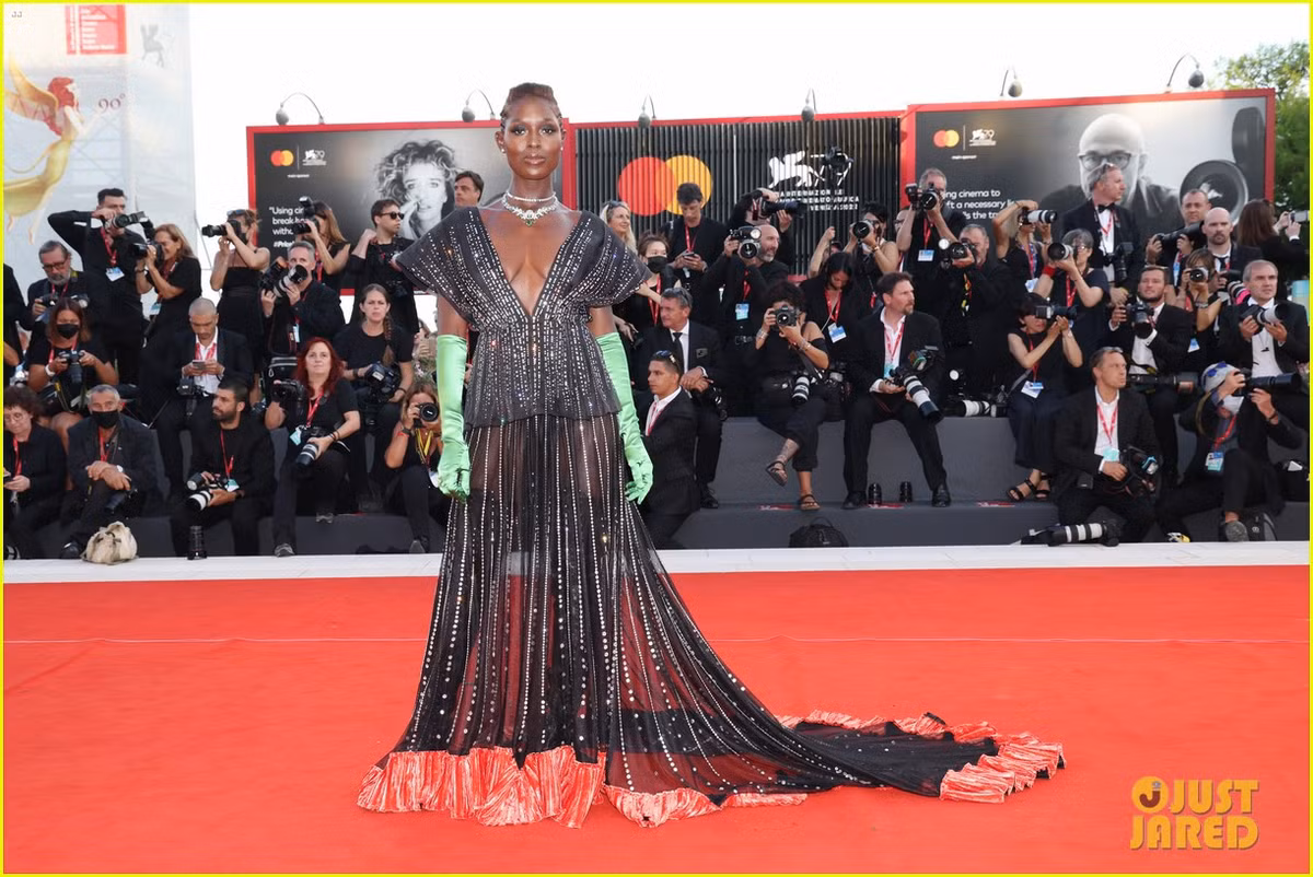 Jodie Turner-Smith cũng diện đầm Gucci.