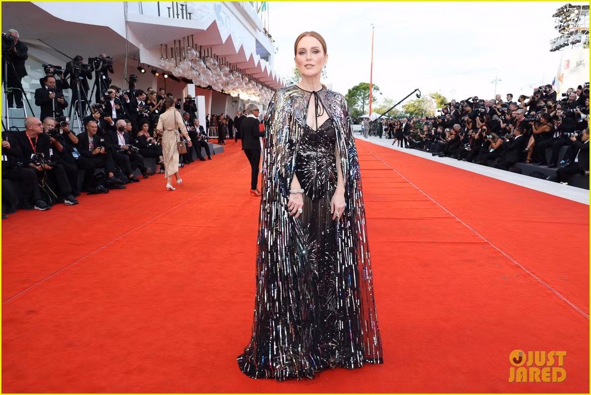 Julianne Moore nổi bật với đầm sequin xuyên thấu của Valentino. Sau 2 năm ảnh hưởng bởi dịch Covid-19, LHP Venice năm nay diễn ra từ 31/8 đến 10/9 tiếp tục sôi động với sự tham gia của nhiều ngôi sao nổi tiếng ở các sự kiện ra mắt phim trong các bộ cánh lộng lẫy. Tại buổi khai màn, thảm đỏ đón chào sự xuất hiện của Jodie Turner-Smith, Adam Driver, Greta Gerwig, Don Cheadle, Raffey Cassidy, Sam Nivola, May Nivola, chủ tịch BGK Julianne Moore, bà Hillary Clinton, Rege-Jean Page, Tessa Thompson, Melanie Laurent, Barbara Palvin, Zion Moreno...