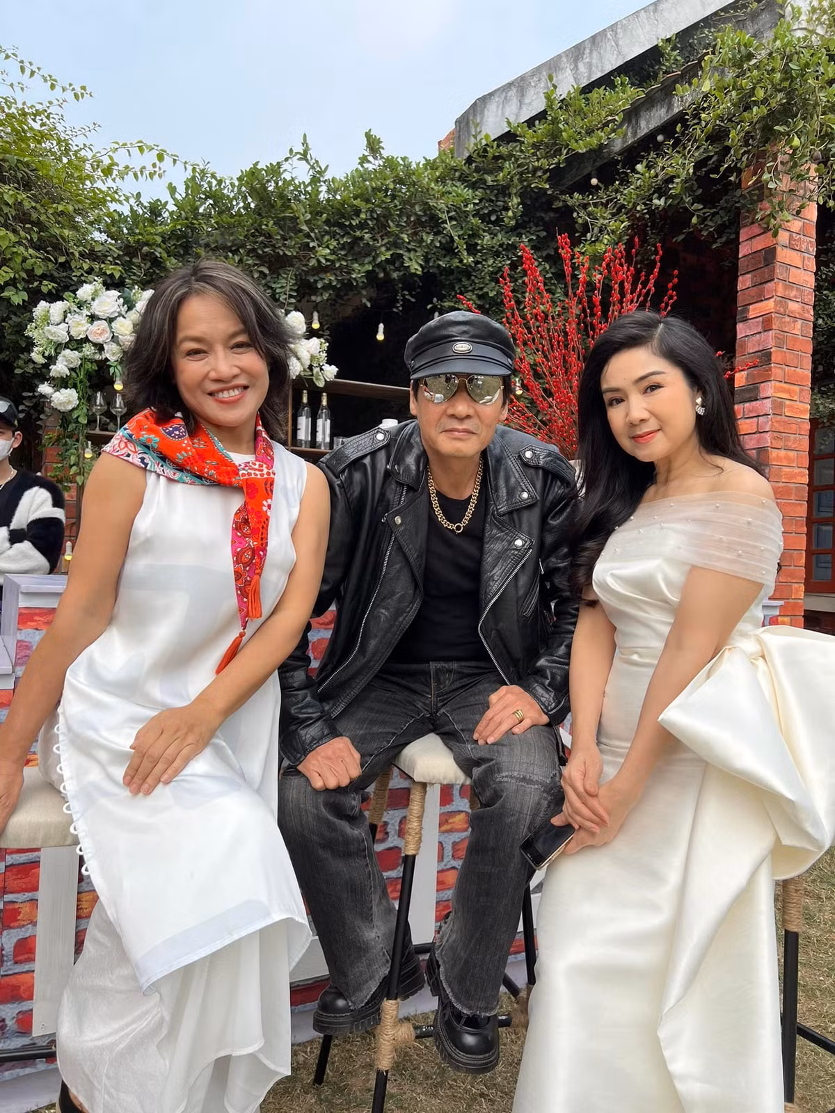 Võ Hoài Nam thân thiết bên NSND Thu Hà và diễn viên Tú Oanh.