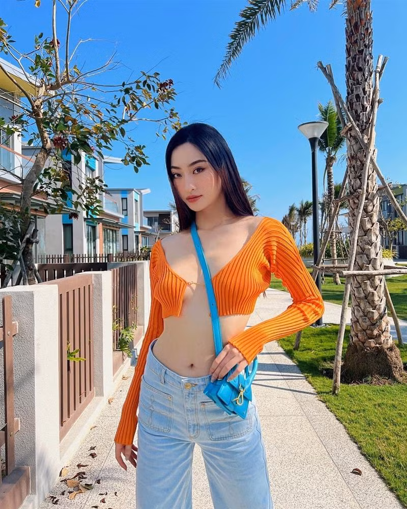 br/> Sau buổi diễn thời trang ở Phú Quốc, Lương Thùy Linh có thời gian xả hơi ở thành phố biển đầy nắng cùng hội chị em. Outfit đi chơi của Miss World Vietnam 2019 "cháy" vô cùng với áo cài 1 móc hững hờ màu cam của Jaquemus. Nàng hậu Gen Z còn khoe được vòng eo con kiến nhờ chiếc quần jeans ống suông khỏe khoắn.