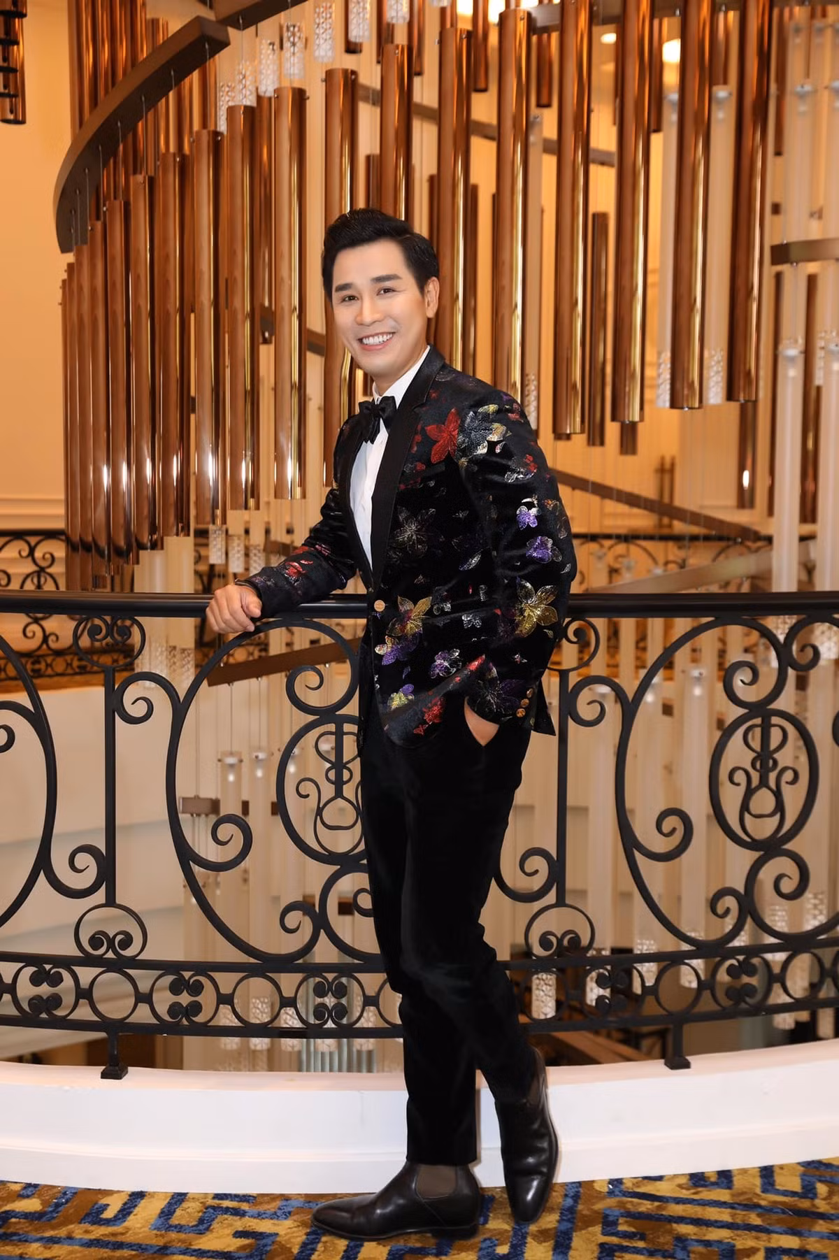 MC Nguyên Khang khoác vest sang trọng.