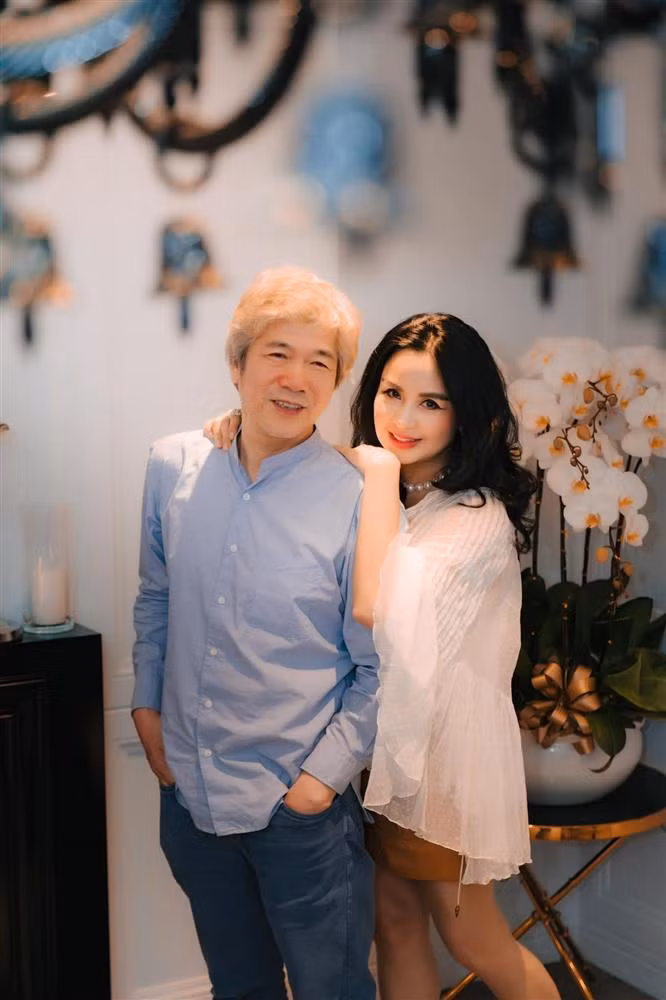 Được biết nửa kia của nữ ca sĩ Thanh Lam tên Bùi Tiến Hùng, là một bác sĩ có tiếng và hơn bạn gái 7 tuổi.