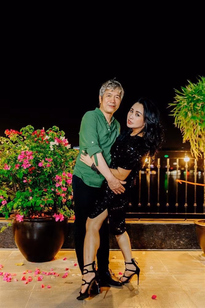 Mới đây, Thanh Lam khoe bộ ảnh đời thường trên mạng xã hội. Trong những bức ảnh, thu hút sự chú ý hơn cả là khoảnh khắc diva tạo dáng bên hôn phu Bùi Tiến Hùng. Cặp đôi tạo dáng hài hước như đang nhảy, biểu cảm trông rất vui vẻ, hạnh phúc. Thanh Lam viết kèm những hình ảnh: "Người hạnh phúc không phải người có những thứ tốt đẹp nhất, mà là người can đảm, kiên cường, đi trên con đường họ dấn thân một cách ngoạn mục, biến mọi thứ họ có trở nên tốt đẹp".