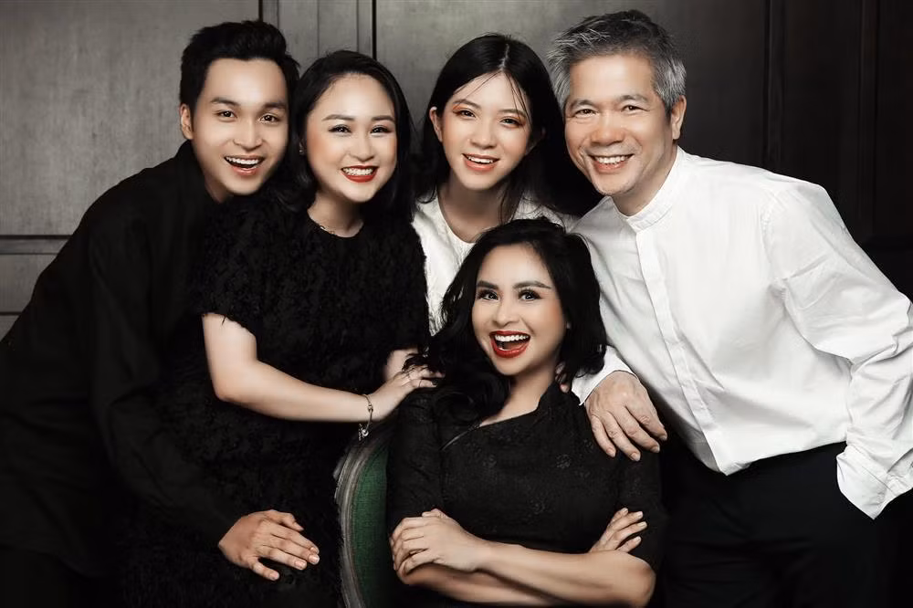 Hôn phu Thanh Lam có mối quan hệ rất tốt đẹp với các con riêng của nữ ca sĩ, là Đăng Quang và Thiện Thanh (phía trái ảnh).