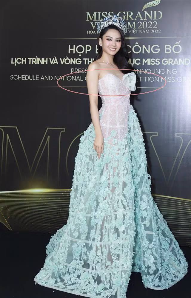 Tuy nhiên, Hoa hậu Mai Phương lại bị soi một chi tiết kém đẹp hơn hai nàng Á hậu. Trong khi, Bảo Ngọc và Phương Nhi lựa chọn đầm tông trắng trang nhã, tôn vóc dáng hình thể thì Mai Phương nổi bật hơn với thiết kế dạ hội bồng xòe phối màu pastel hồng - xanh. Đáng nói, phần vải xuyên thấu đã "tố cáo" miếng dán ngực kém duyên mà người đẹp sử dụng.