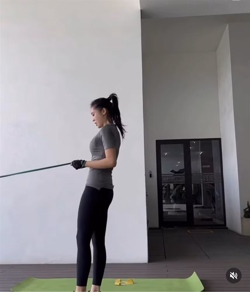 Bộ đồ tập ôm sát tố cáo vòng 3 kém hấp dẫn của Kỳ Duyên ở góc nghiêng.