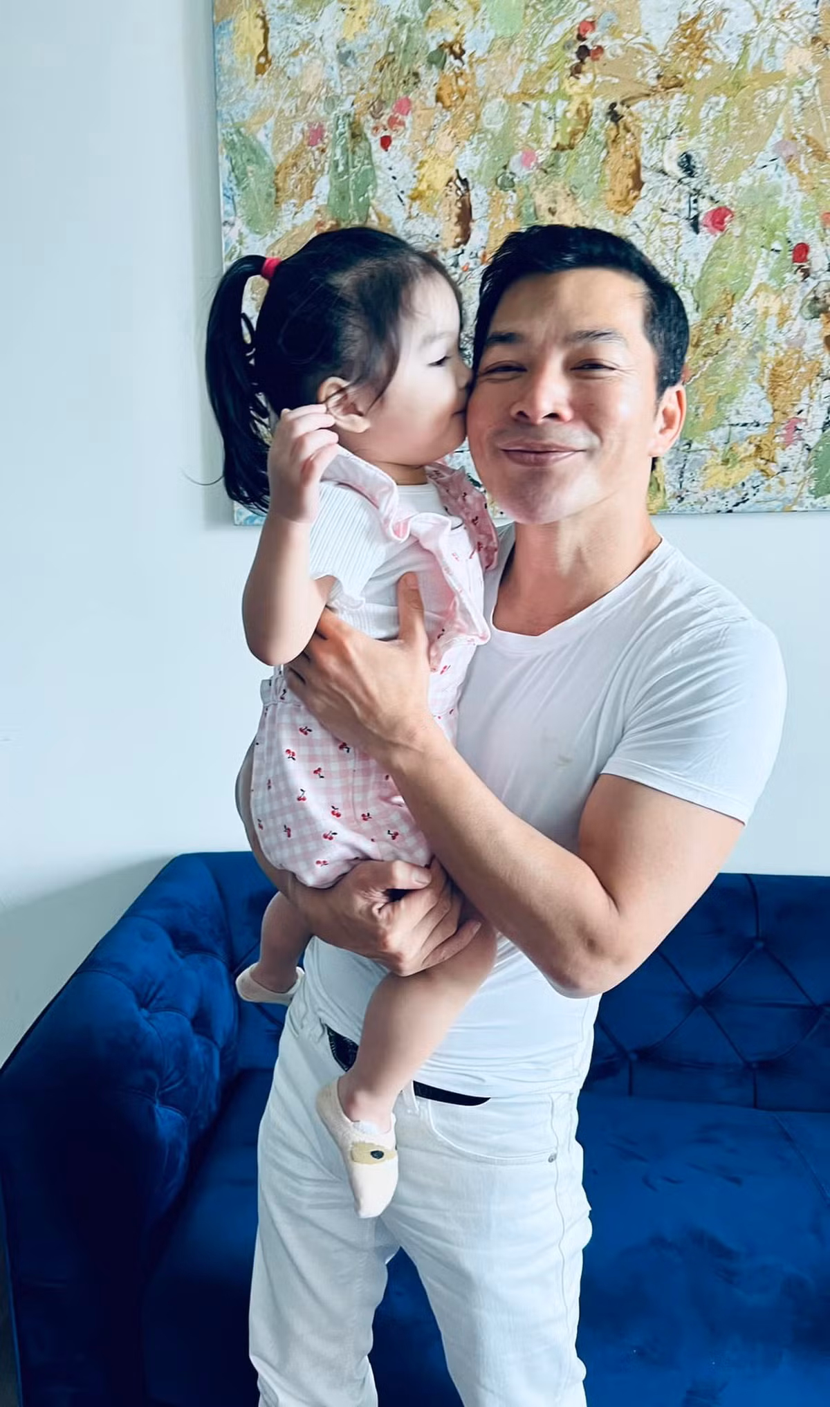 Khi được hỏi lý do tại sao không công khai danh tính hay hình ảnh của mẹ bé Kendall Trần, diễn viên Trần Bảo Sơn cho hay đây là chuyện đời sống riêng tư nên anh không muốn chia sẻ.