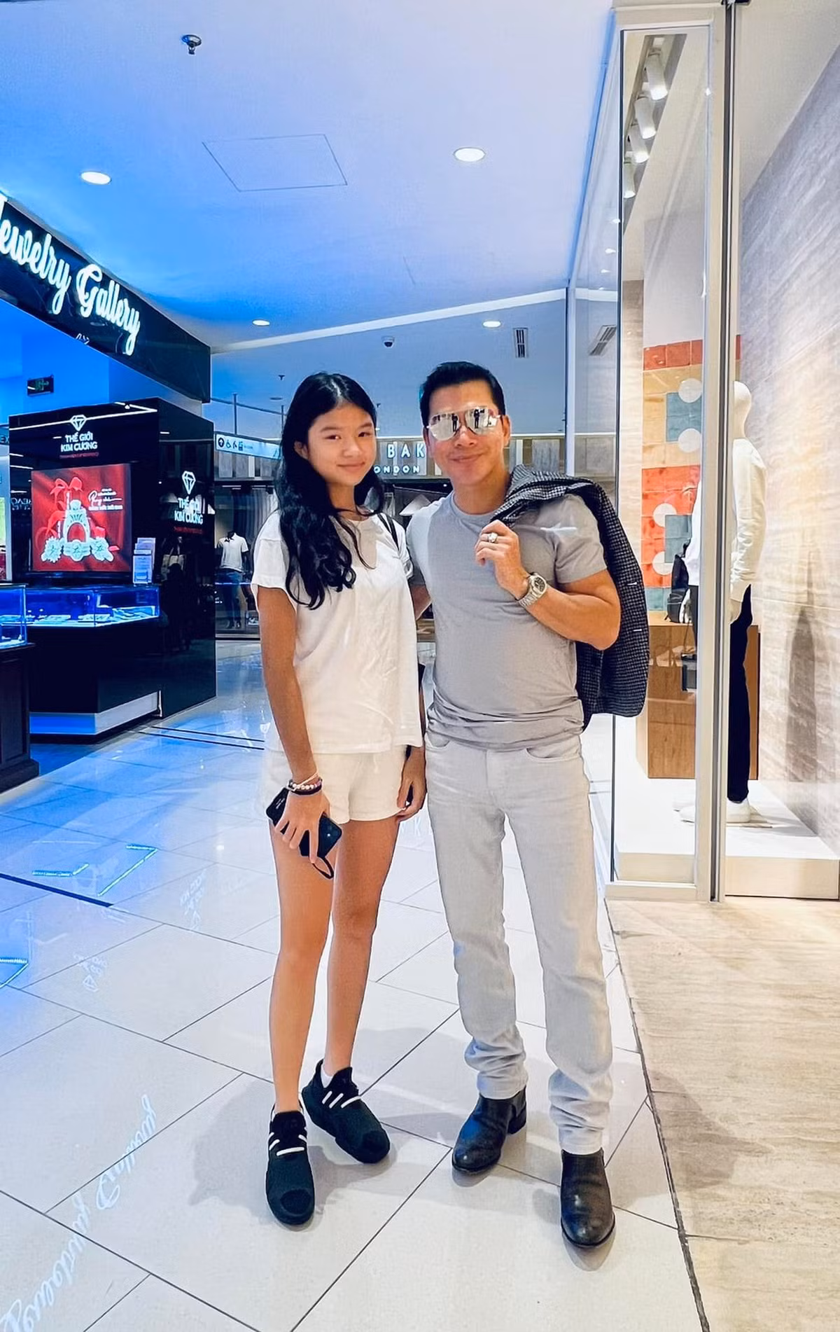 Hiếm khi chia sẻ ảnh về Kendall Trần nhưng nam diễn viên thường xuyên cập nhật hình ảnh với Bảo Tiên, con gái chung với diễn viên Trương Ngọc Ánh. Bảo Tiên (Devon Tran) năm nay 14 tuổi, sở hữu cả nét đẹp của bố và mẹ.