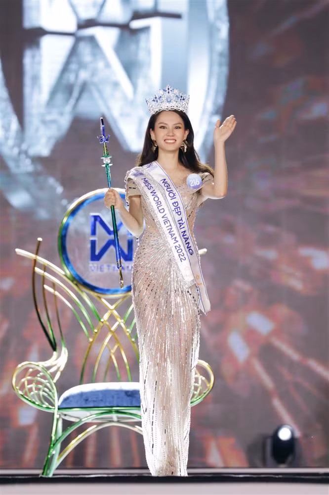 Dan MC chung ket Miss World Vietnam 2022 mac loi gay cuoi