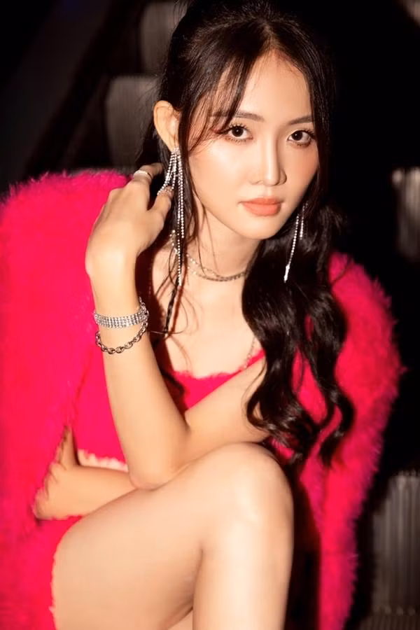 Thông báo đã làm mẹ, ngoại hình của Trương Mỹ Nhân cũng khiến dân tình để mắt hơn bao giờ hết. Người đẹp lặng lẽ sinh con và cũng âm thầm lấy lại vóc dáng nhanh như chảo chớp khiến ai nấy ngưỡng mộ.