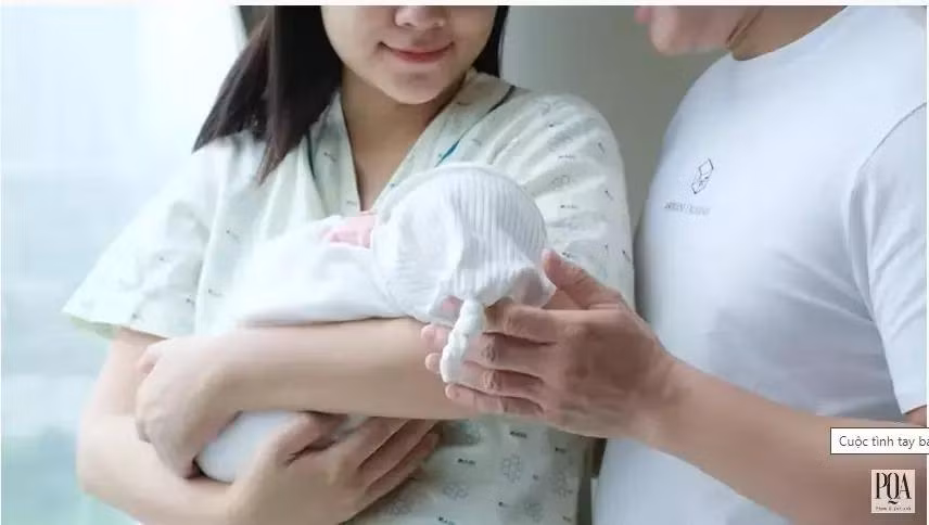 Bên cạnh đó, cô cũng hé lộ những hình ảnh hiếm hoi của bạn trai. Dù giấu mặt nhưng qua cách chăm sóc của anh dành cho nữ ca sĩ có thể cảm nhận tình yêu và sự cưng chiều rất mực khó ai bì.