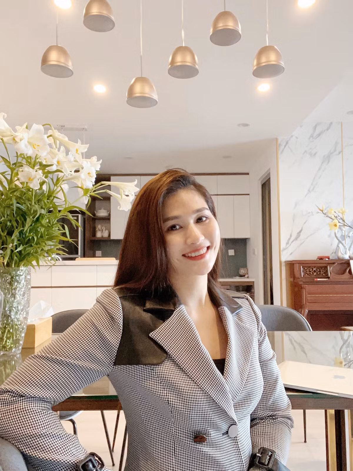 Mỗi khi đi chơi cùng bạn bè, MC Minh Trang thường chọn những bộ vest màu sắc trẻ trung, nổi bật. Cô cũng kết hợp với túi xách hàng hiệu yêu thích của mình sao cho phù hợp với mỗi set đồ.