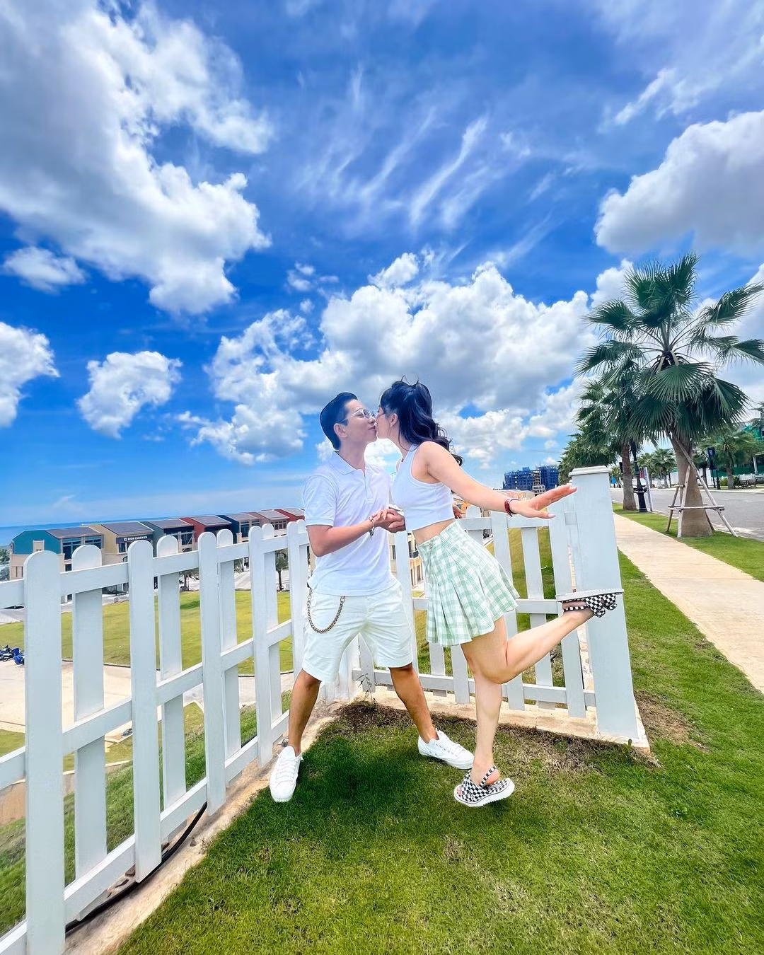 Xuân Bắc hiếm hoi đăng ảnh bên 3 con trai, Hồng Diễm dạo phố - Hình 4 Xuan Bac hiem hoi dang anh ben 3 con trai, Hong Diem dao pho-Hinh-4
