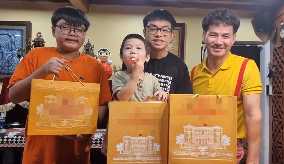 Xuân Bắc hiếm hoi đăng ảnh bên 3 con trai, Hồng Diễm dạo phố Xuan Bac hiem hoi dang anh ben 3 con trai, Hong Diem dao pho