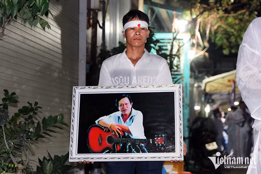 Người thân mang những hình ảnh ghi lại dấu ấn nghề nghiệp khó quên của nhạc sĩ Vinh Sử.