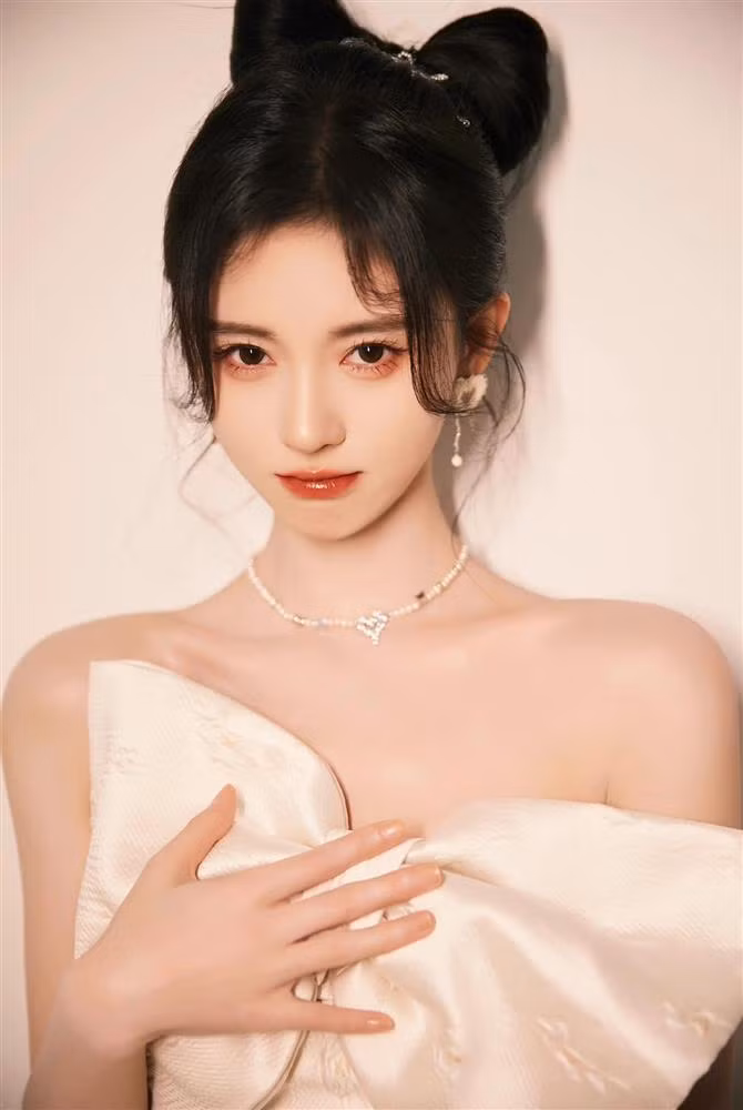 Cách trang điểm kiểu ngọt ngào với điểm nhấn đặc trưng ở đôi mắt của Cúc Tịnh Y từng gây sốt một thời gian dài.