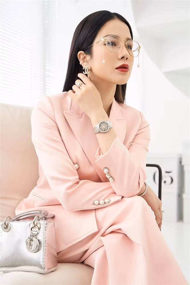 Sau thông báo từ Diệp Lâm Anh, nhiều người cũng quan tâm những động thái của cựu mẫu khi rời khỏi nhà chồng. Trên trang cá nhân, Diệp Lâm Anh vẫn liên tục cập nhật cuộc sống đời thường, không để lộ những dấu hiệu buồn bã khi hôn nhân đi vào ngõ cụt. Hôm 3/1, Diệp Lâm Anh đăng ảnh lên đồ sành điệu, như nữ tổng tài. Cô cũng gửi lời chúc tới mọi người: "Đầu tuần mới nhiều năng lượng. Đầu tháng mới nhiều may mắn nhé cả nhà!".