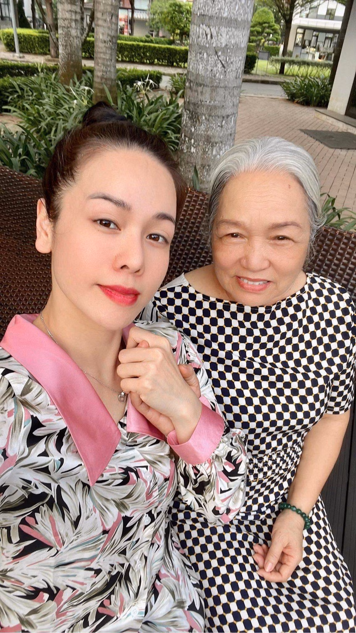 Nhật Kim Anh đưa mẹ đi dạo.