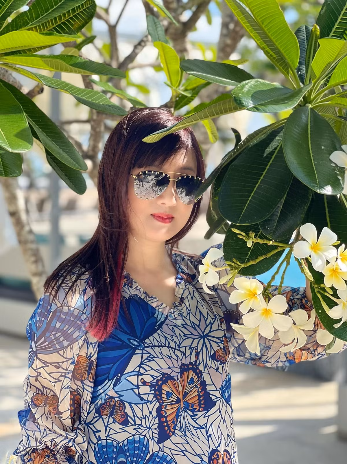 Gia đình Hiền Mai đi du lịch: "Hy vọng sẽ là kỷ niệm đẹp cho Tony trước khi lên đường về Mỹ học hành. Để con nhớ là ở Việt Nam luôn là vui nhất, luôn có những tình thương yêu của gia đình bạn bè mong chờ con về. Cố gắng học thật giỏi nha con. Và trở về Việt Nam, trở về nhà".