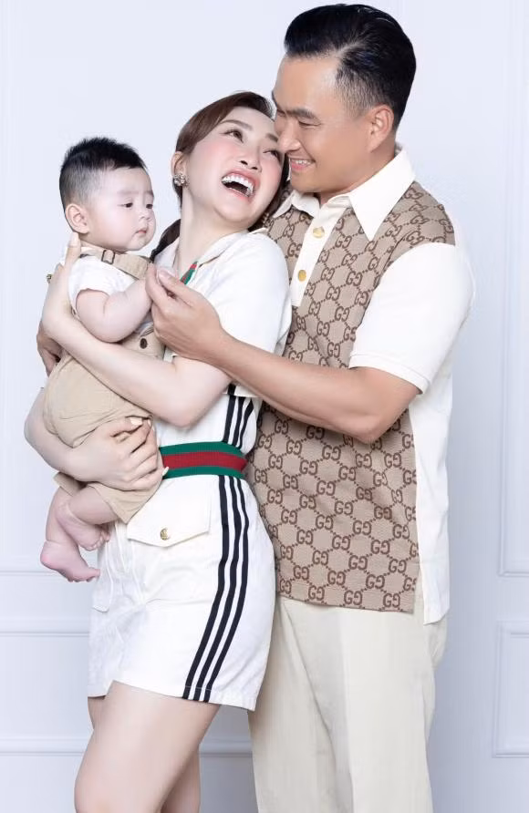 Trong ảnh, cả nhà Chi Bảo diện trang phục đơn giản nhưng thanh lịch và sang trọng đến từ những thương hiệu đắt đỏ như Gucci, Dior.... Bà xã nam diễn viên hài hước tiết lộ không khí của buổi chụp ảnh: "Anh xã và ông con bị mẹ ép đi chụp hình studio, nếu không chụp mặt mẹ sẽ sưng vù nên 2 ba con đành ngậm ngùi".