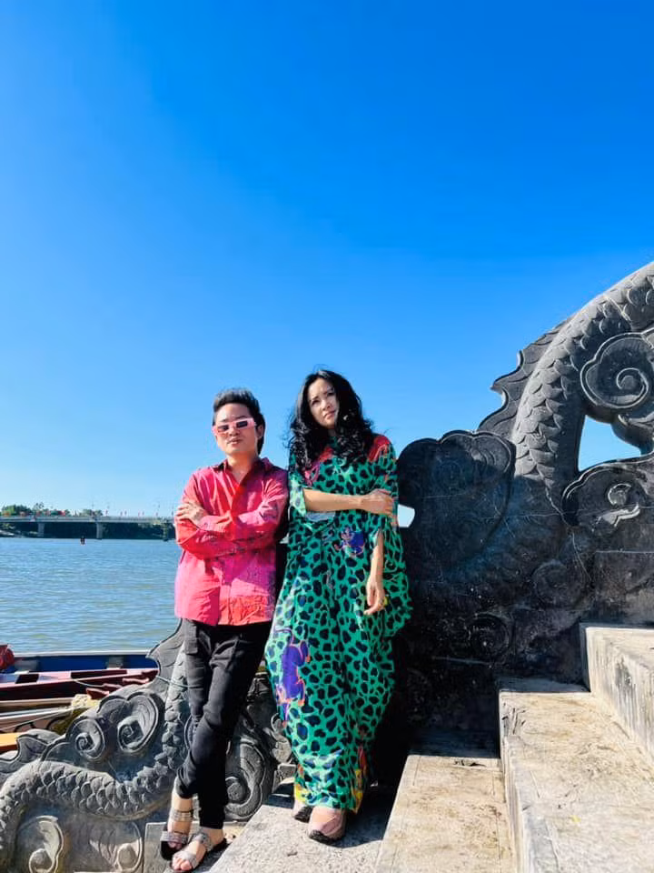Ca sĩ Tùng Dương và NSƯT Thanh Lam diện tông màu tương phản.