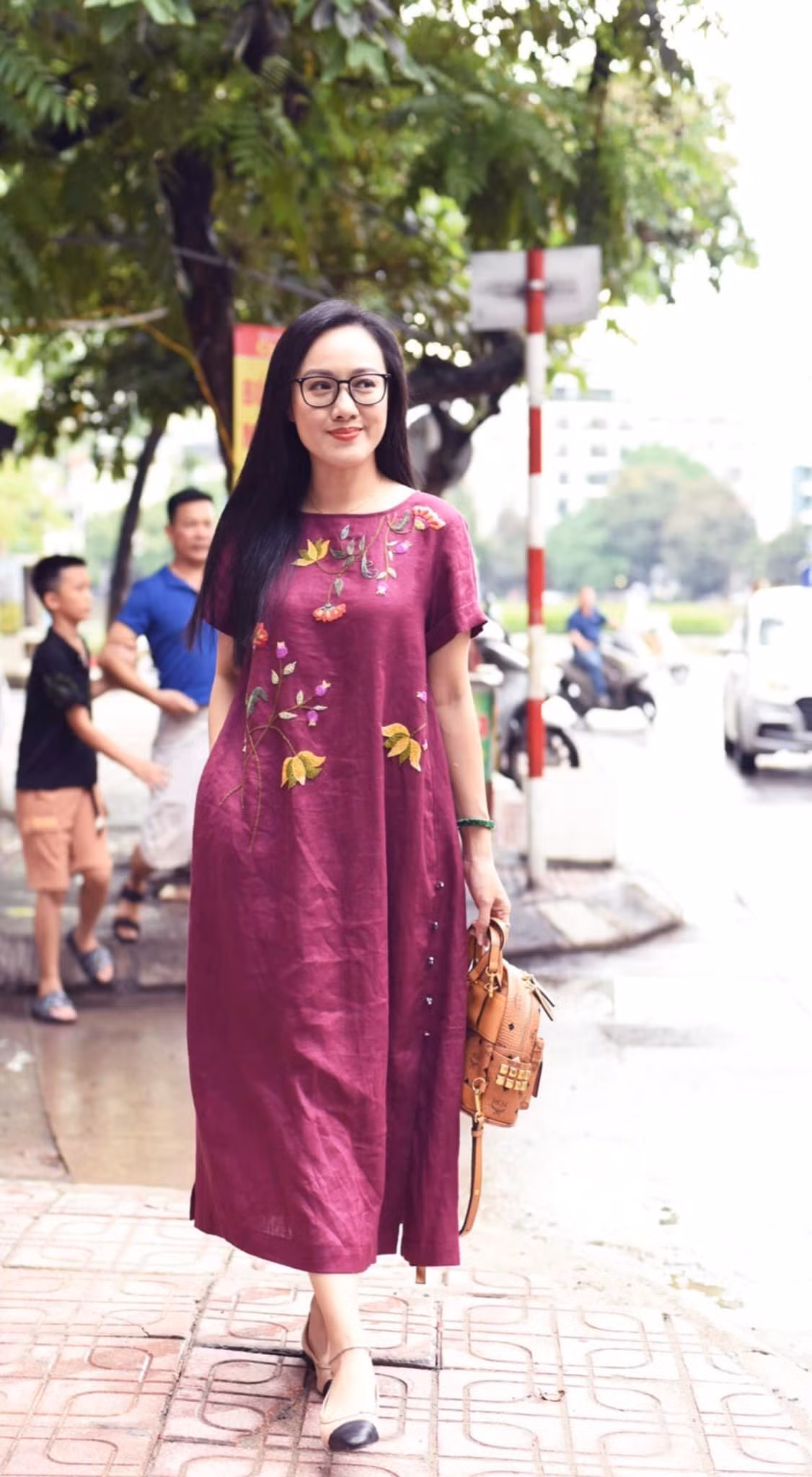 Sao Việt ngày 25/7: BTV Hoài Anh đăng ảnh độc bước cùng chú thích: "Góc phố rất quen và lòng rất lạ".