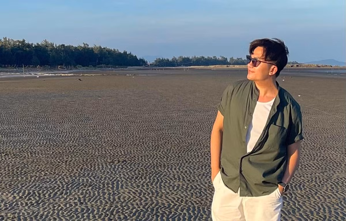 MC Đại Nghĩa thư thái trong không gian thoáng đãng ở Cần Giờ (TP.HCM).