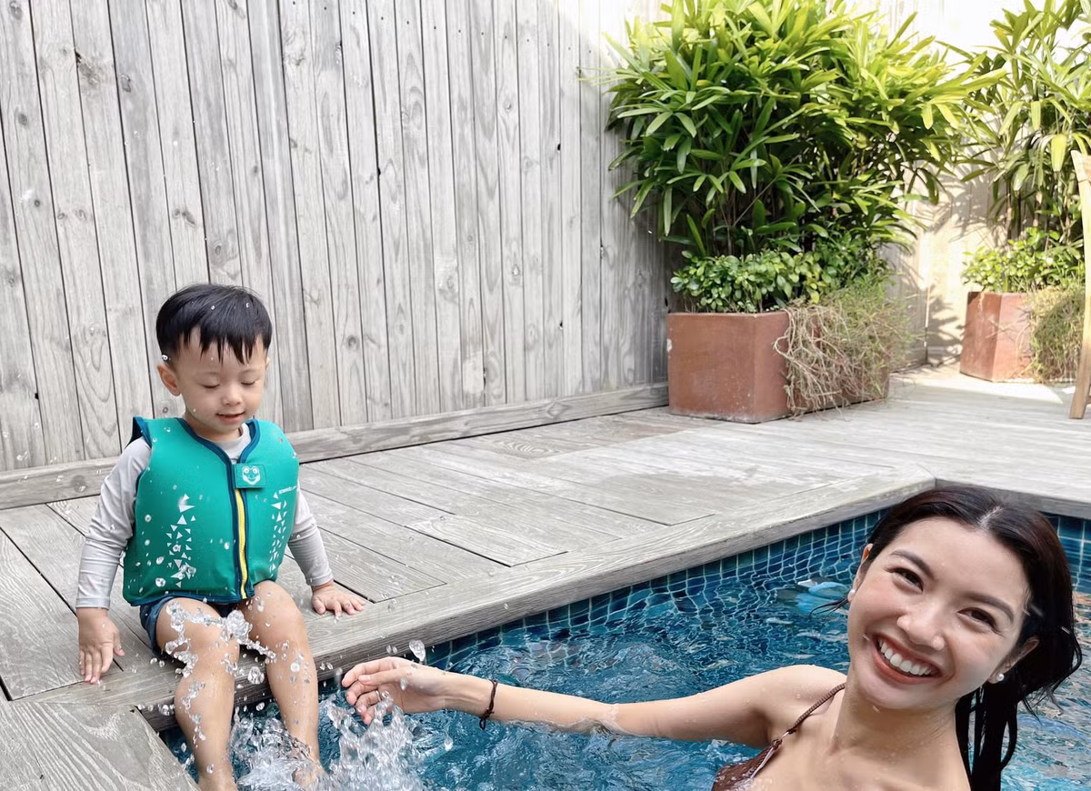 Á hậu Thúy Vân cười thả ga khi chơi cùng con trai ở bể bơi.