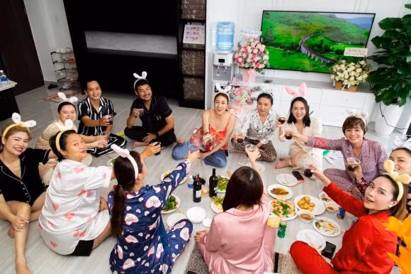 Qua những hình ảnh do ca sĩ Pha Lê đăng tải, có thể thấy, tổ ấm mới của nữ ca sĩ có không gian khá rộng và đầy đủ tiện nghi. Phòng khách được trang trí hiện đại với kính lắp tạo thành tổng thể ngập tràn ánh sáng tự nhiên. Gian bếp cũng được cô đầu tư vật dụng xịn xò để thỏa thú vui nấu nướng của mình. Ngoài ra, các tủ trong nhà đều được đóng bằng gỗ xịn nên trông khá sang trọng.