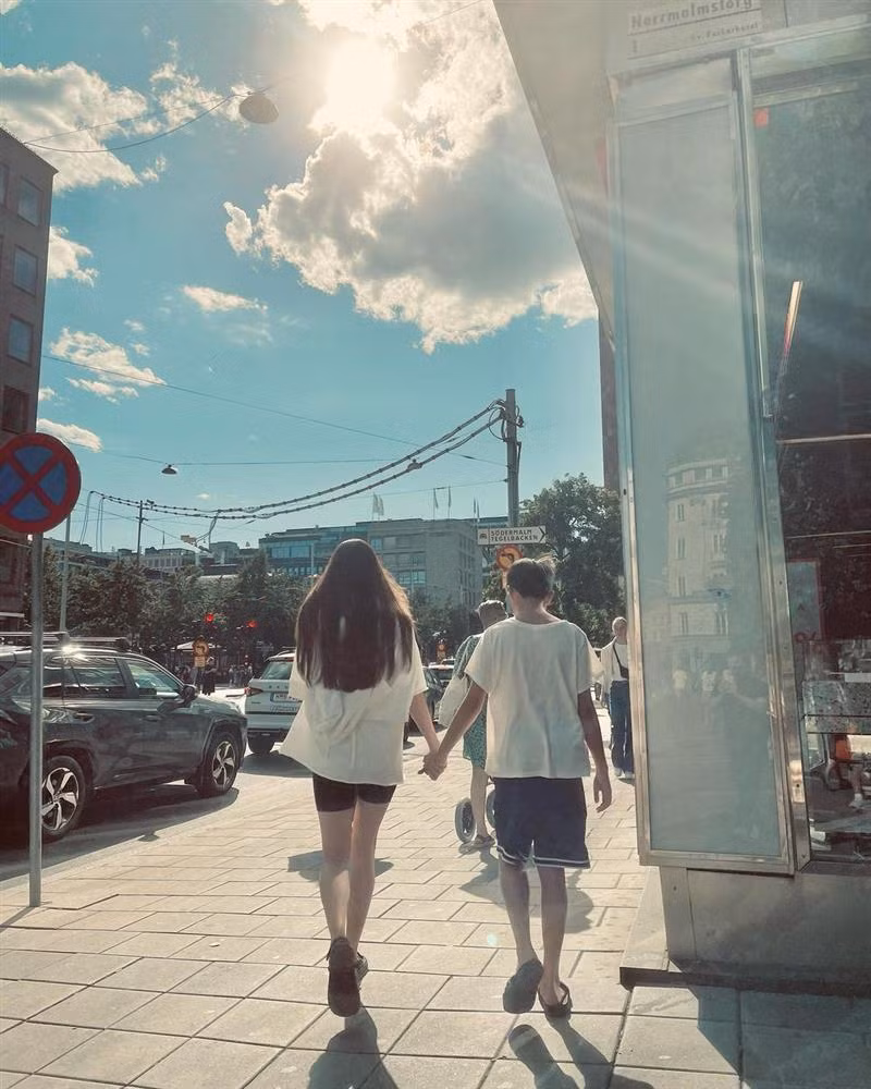 Subeo sở hữu đôi chân dài miên man, chẳng mấy mà theo kịp mẹ. Có thể thấy Subeo đang phát triển mạnh về chiều cao, nhiều người dự đoán cậu bé sẽ vượt mẹ trong tương lai không xa.