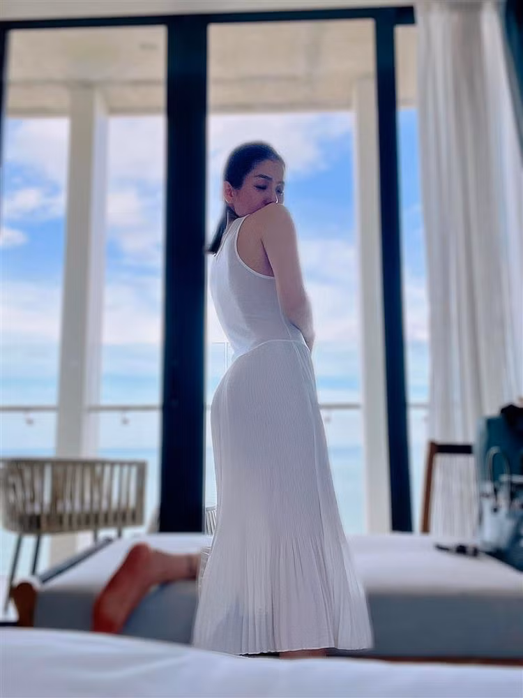Người tình Lâm Bảo Châu nghiện khoe vòng 3 với nhiều tư thế nhìn mà đau lưng.