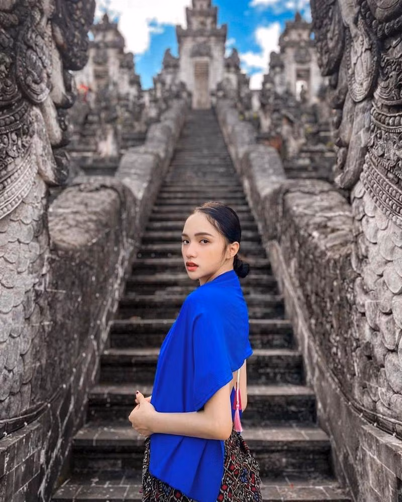 Với thần thái và nhan sắc vốn có, Hương Giang dĩ nhiên không bị "dìm hàng" quá nhiều với set đồ quấn tạm này.