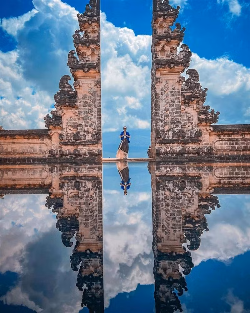 Tuy nhiên, do đây là nơi linh thiêng nên có quy định rất khắt khe về trang phục. Đó là cần cần mặc sarong – trang phục truyền thống của người Indonesia hoặc mặc các trang phục dài quá đầu gối và không được để lộ vai.